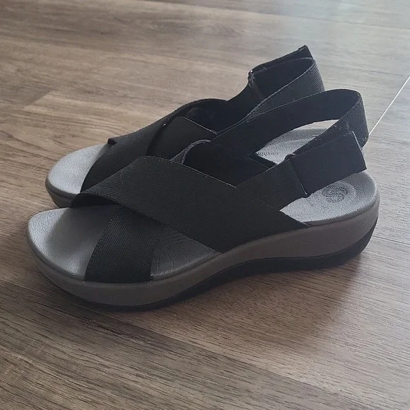 Clarks Cloudsteppers sandals women's 6 black criss-cross adjustable heel strap - Picture 3 of 9